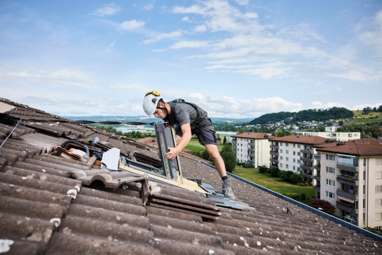 Zimmermann montiert Dachfenster
