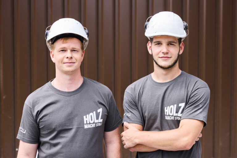 Zwei Holzbauer mit Helm