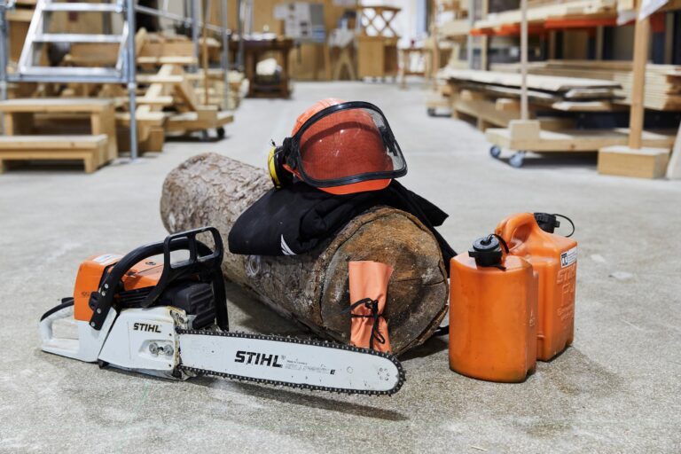 Kettensäge Ausrüstung und Rundholz